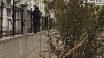 Selde kaldırım kayboldu, hastane duvarından yürüyerek geçti