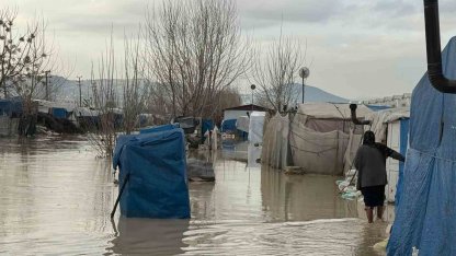 Selde mahsur kalan vatandaş kepçeyle kurtarıldı