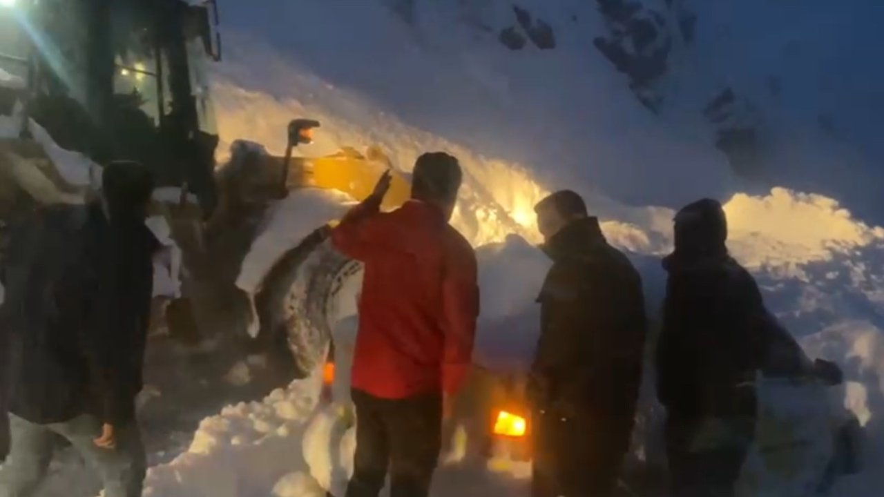 Şemdinli’de çığ altında can pazarı: Karayolları ekipleri zamanla yarışarak 3 kişiyi kurtardı