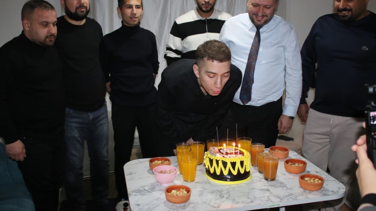 Sevgi Evlerinden ayrılan gence doğum günü sürprizi