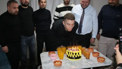 Sevgi Evlerinden ayrılan gence doğum günü sürprizi