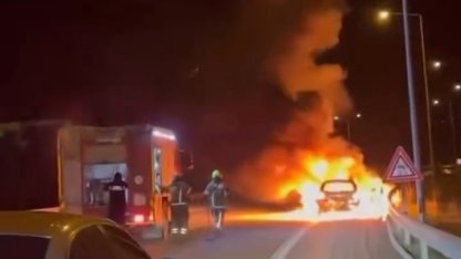 Seyir halindeki otomobil alev topuna döndü: Aracının yanışını çaresizce izledi