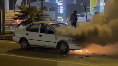 Seyir halindeki otomobil alev topuna döndü