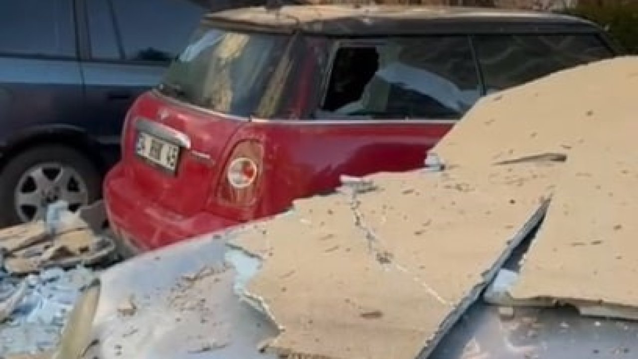 Şiddetli fırtınadan dolayı sökülen dış yalıtım malzemeleri üzerine düştükleri otomobillerin hasar almasına neden oldu
