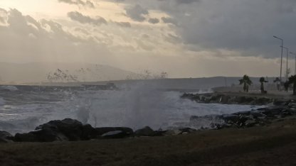 Şiddetli lodos Marmara’yı vurdu: Tekirdağ sahil dalgalarla kaplandı