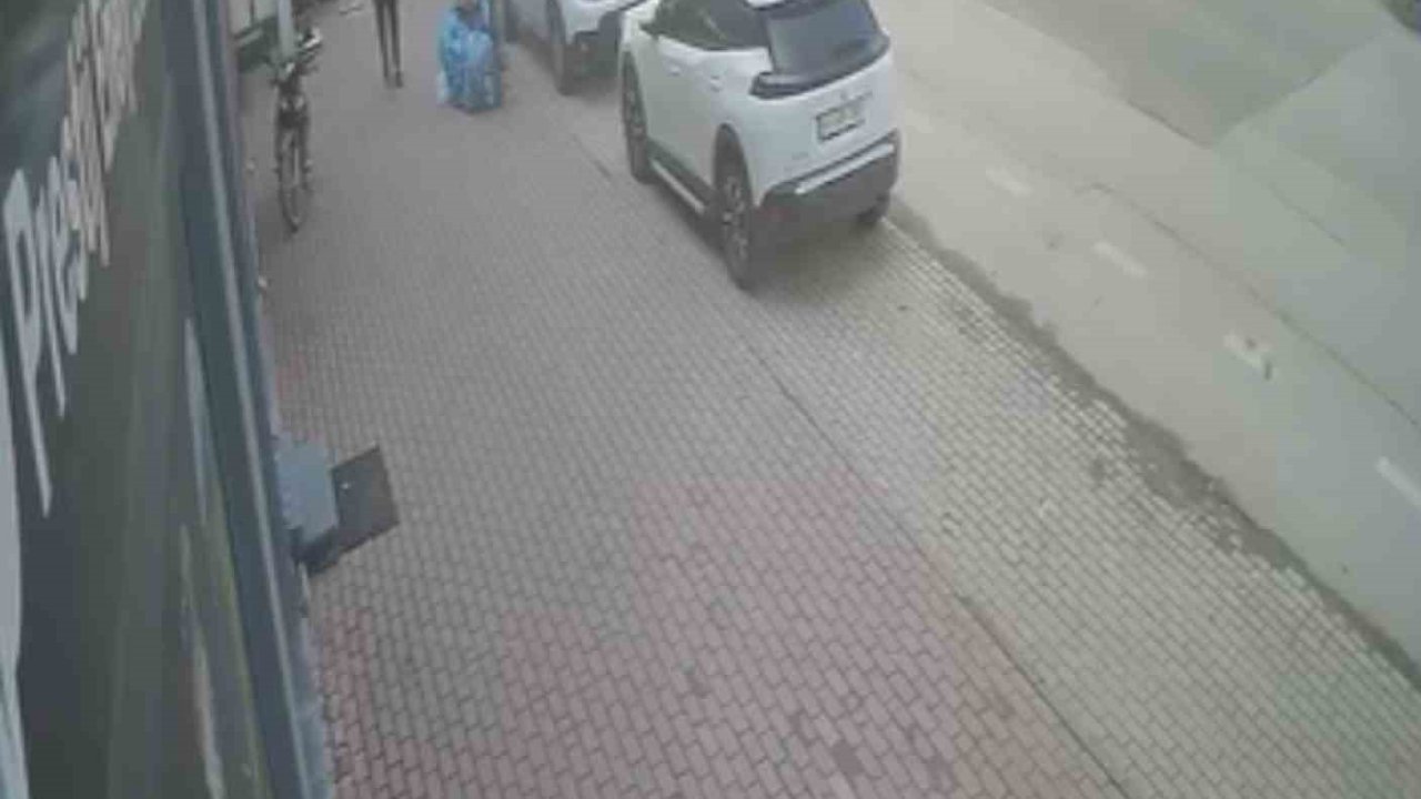 Şiddetli lodos tabelayı kopardı, facia kıl payı atlatıldı