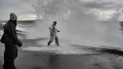 Şiddetli lodosa aldırış etmeden fotoğraf yarışına girdiler