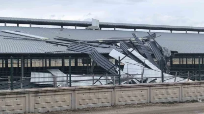 Şiddetli rüzgar işyerinin çatısını ucurdu