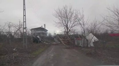 Şiddetli rüzgar ortalığı savaş alanına çevirdi: Yıkılan ağaçlar ve baraka yolu kapattı