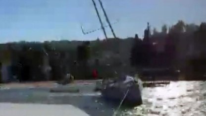 Şiddetli rüzgar yelkenli tekneyi sürükledi