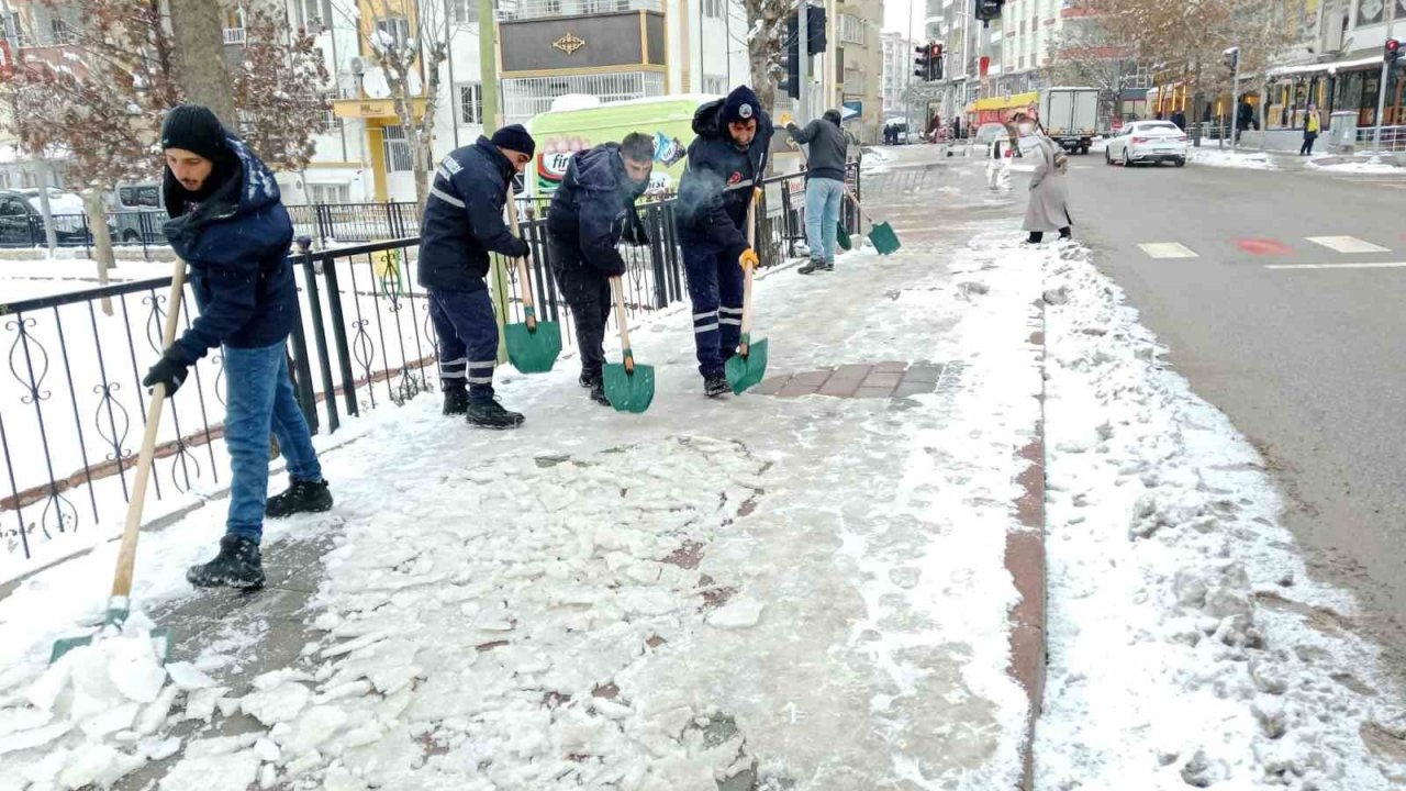 Siirt Belediyesinin karla mücadele çalışmaları aralıksız devam ediyor