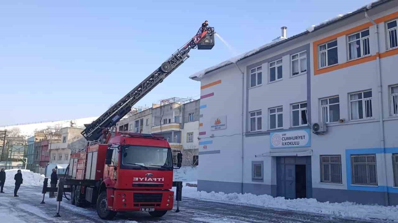 Siirt’te cadde, sokak ve okulların çatısındaki kar kütlesi itfaiye tarafından temizleniyor