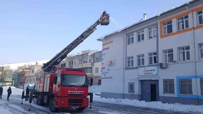 Siirt’te cadde, sokak ve okulların çatısındaki kar kütlesi itfaiye tarafından temizleniyor