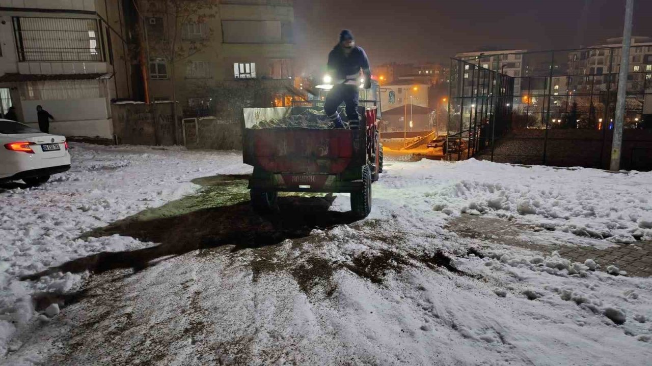 Siirt’te kar küreme ve tuzlama çalışmaları devam ediyor