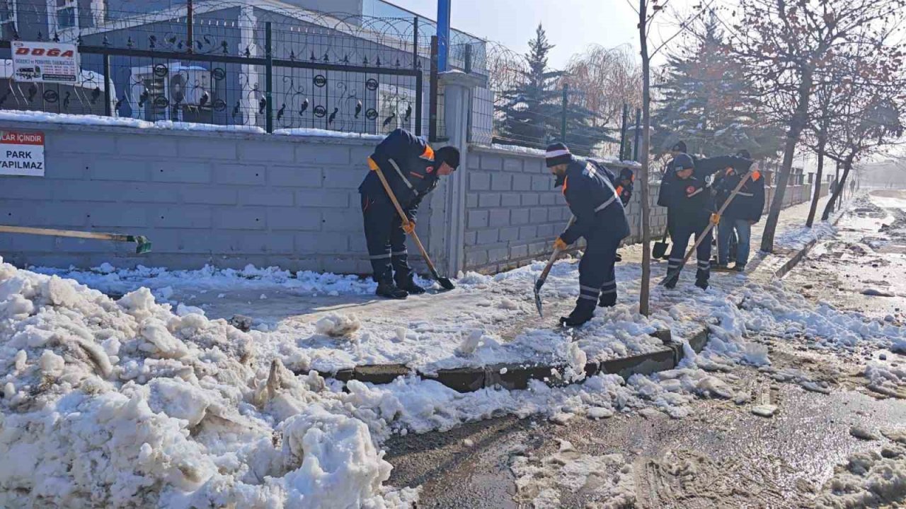 Siirt’te karla mücadele çalışmaları aralıksız sürüyor