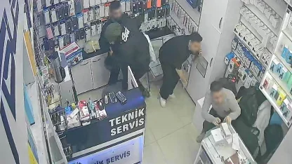 Sirkeci’de işten çıkarılan şahıs iş yerine silahla ateş açtı