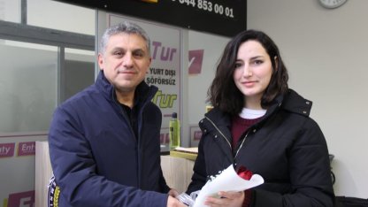 Şırnak’a atanan öğretmenlere havalimanında çiçekli karşılama