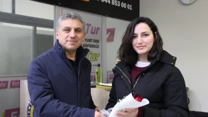 Şırnak’a atanan öğretmenlere havalimanında çiçekli karşılama