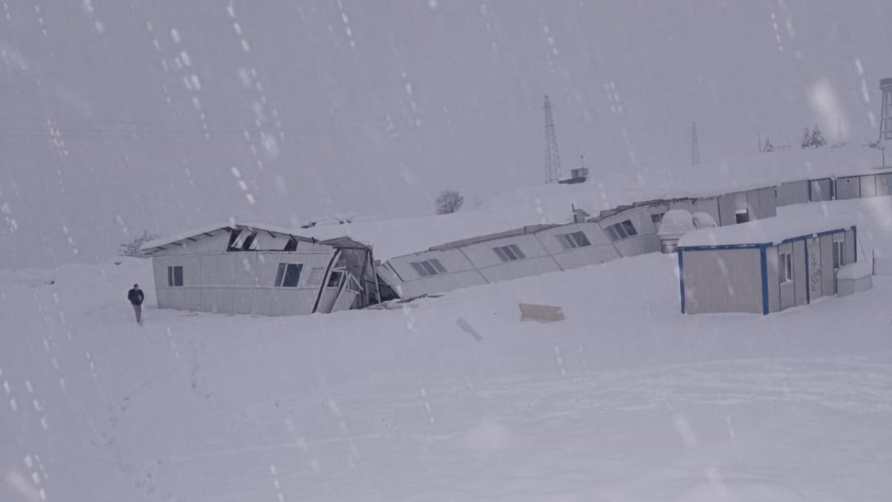 Şırnak’ta hastane şantiyesinde çökme paniği: Konteyner yemekhane çatısı yıkıldı