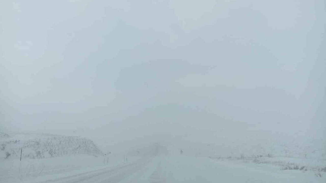 Sivas-Malatya kara yolu trafiğe kapatıldı, uzun araç kuyruğu oluştu