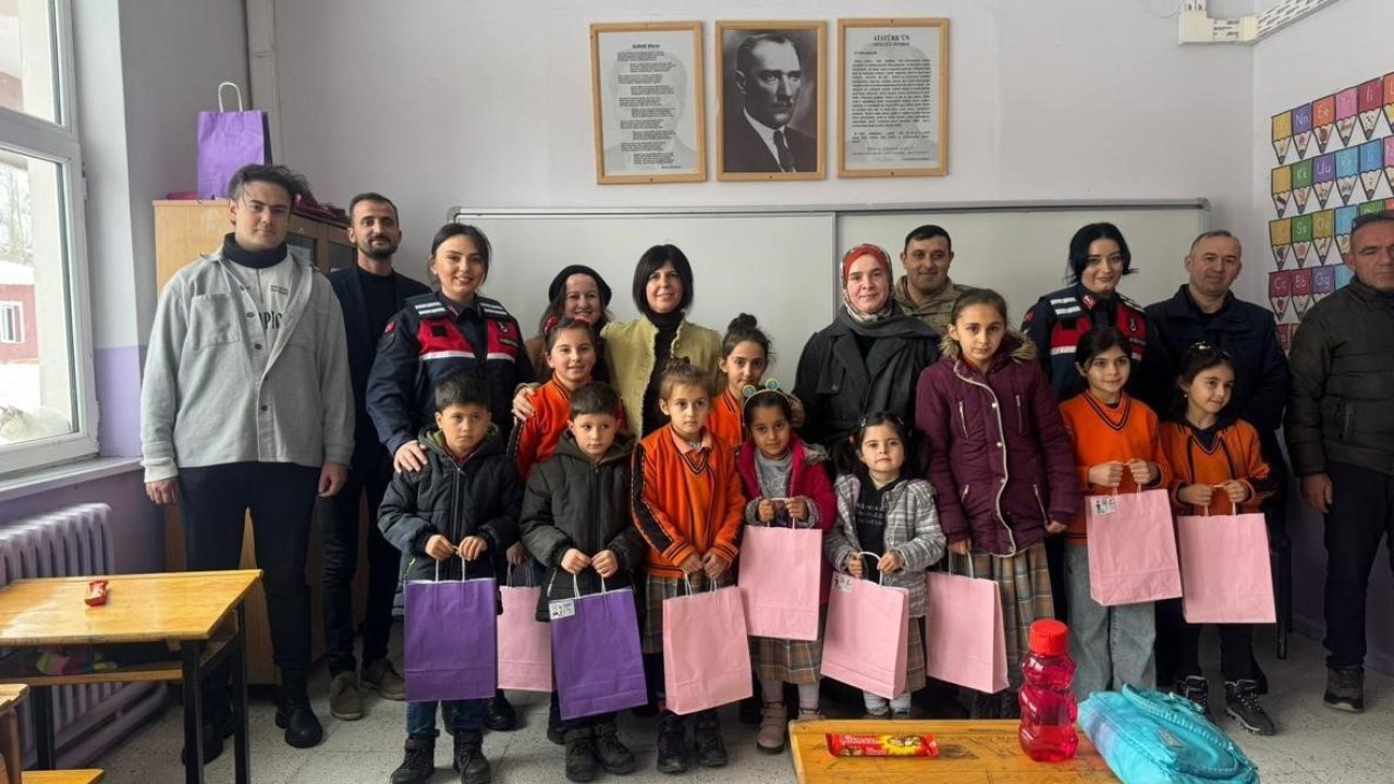 Sivas’ta jandarmadan öğrencilere karne sürprizi