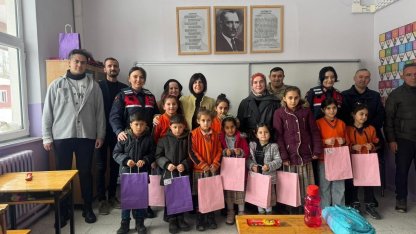 Sivas’ta jandarmadan öğrencilere karne sürprizi