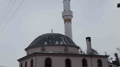 Sivas’ta şiddetli rüzgar cami minaresinin külahını uçurdu