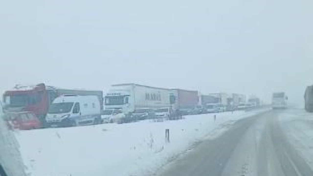 Sivas’ta ulaşıma kar engeli: Sivas-Malatya ve Sivas-Kayseri kara yolları trafiğe kapatıldı