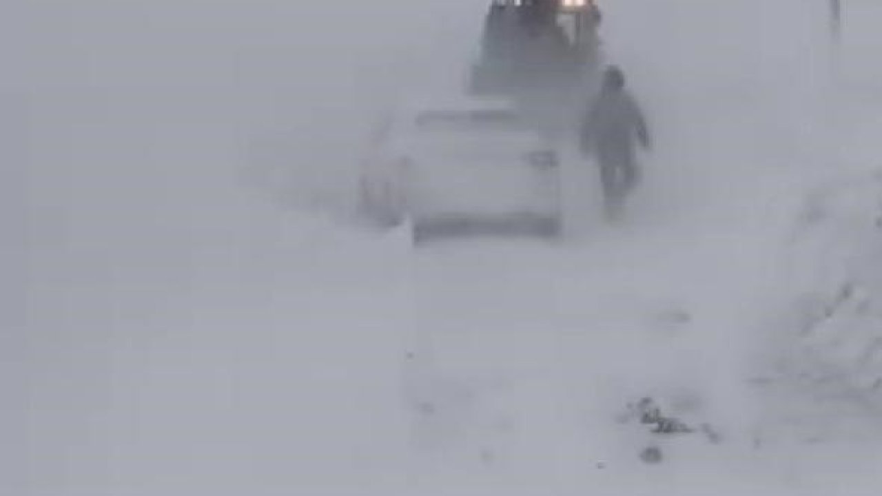 Sivas’ta yoğun kar ve tipi nedeniyle bazı yollar ulaşıma kapatıldı