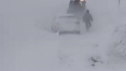 Sivas’ta yoğun kar ve tipi nedeniyle bazı yollar ulaşıma kapatıldı