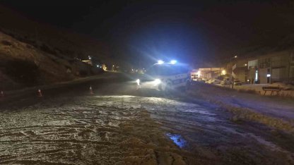 Sivas’ta yoğun kar ve tipi nedeniyle Kayseri-Malatya kara yolu trafiğe kapatıldı