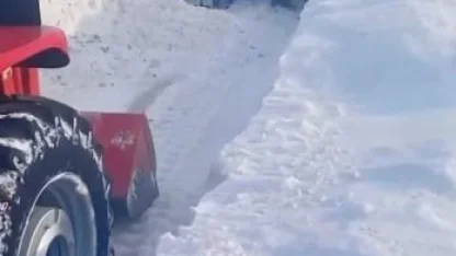 Sivas’ta yolcu midibüsü kara saplandı, mahsur kalanları muhtar kurtardı