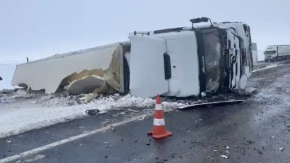 Siverek-Şanlıurfa kara yolunda tır devrildi: Ulaşım tek şeritten sağlanıyor