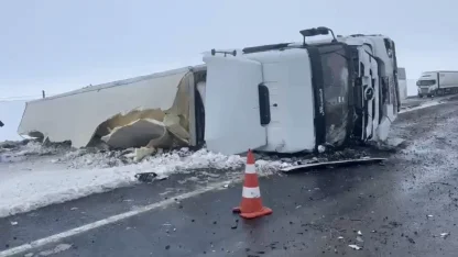 Siverek-Şanlıurfa kara yolunda tır devrildi: Ulaşım tek şeritten sağlanıyor