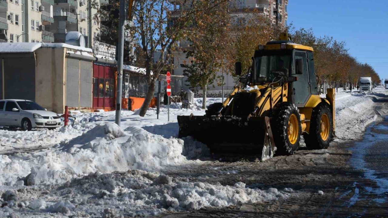 Siverek’te kar kütleleri kamyonlarla şehir dışına taşınıyor
