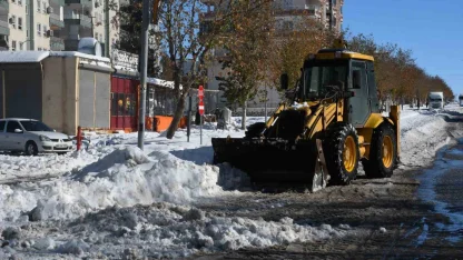 Siverek’te kar kütleleri kamyonlarla şehir dışına taşınıyor