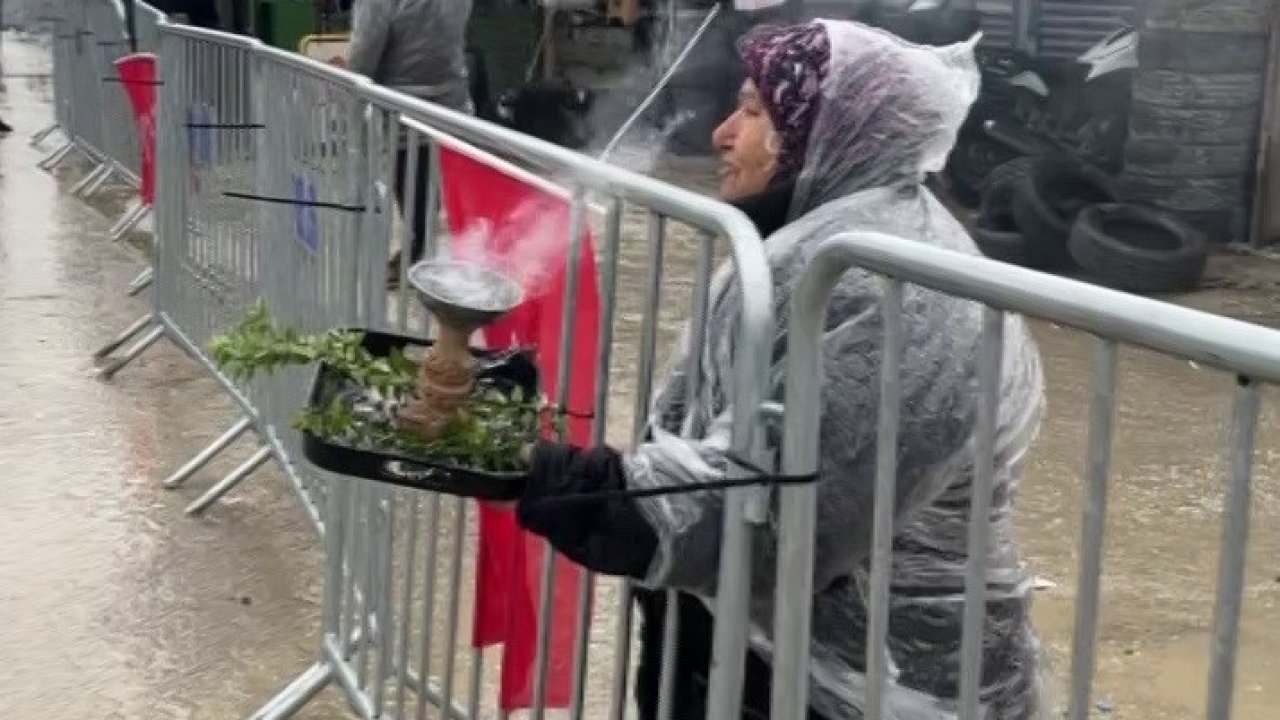 Slogan atmak isterken kendini yakan kadın, ‘abla yanıyorsun’ uyarısına aldırış etmedi