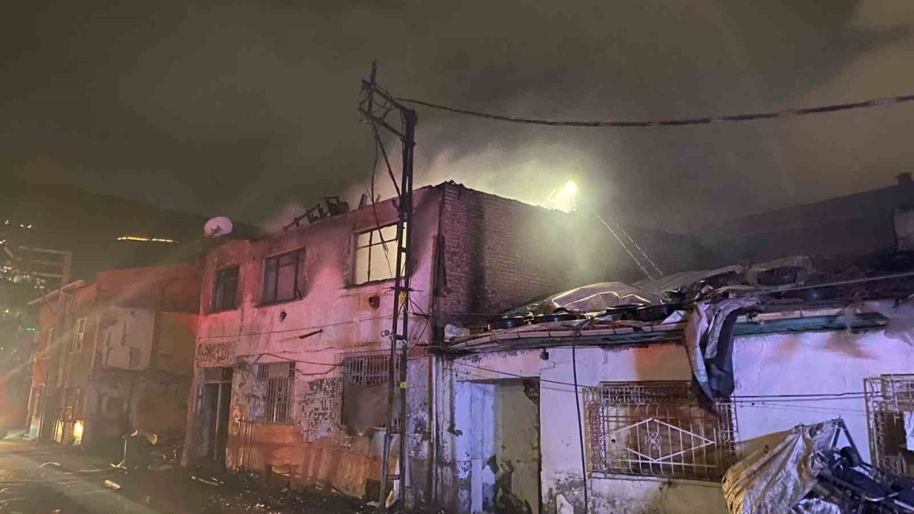 Sobadan çıkan yangın evi küle çevirdi: 2 kişi dumandan etkilendi