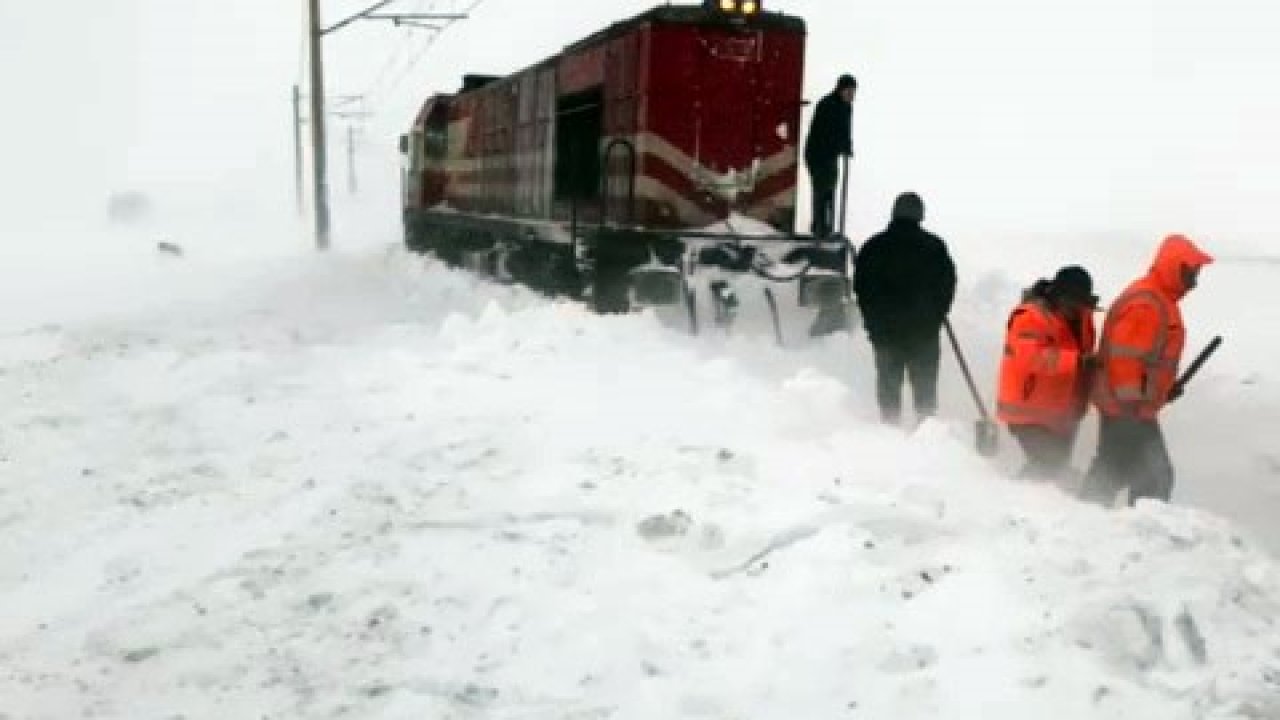 Soğuk hava ve kar yağışı demiryolu ulaşımını da olumsuz etkiledi