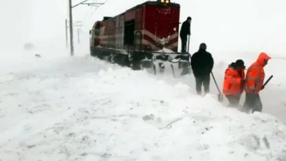 Soğuk hava ve kar yağışı demiryolu ulaşımını da olumsuz etkiledi