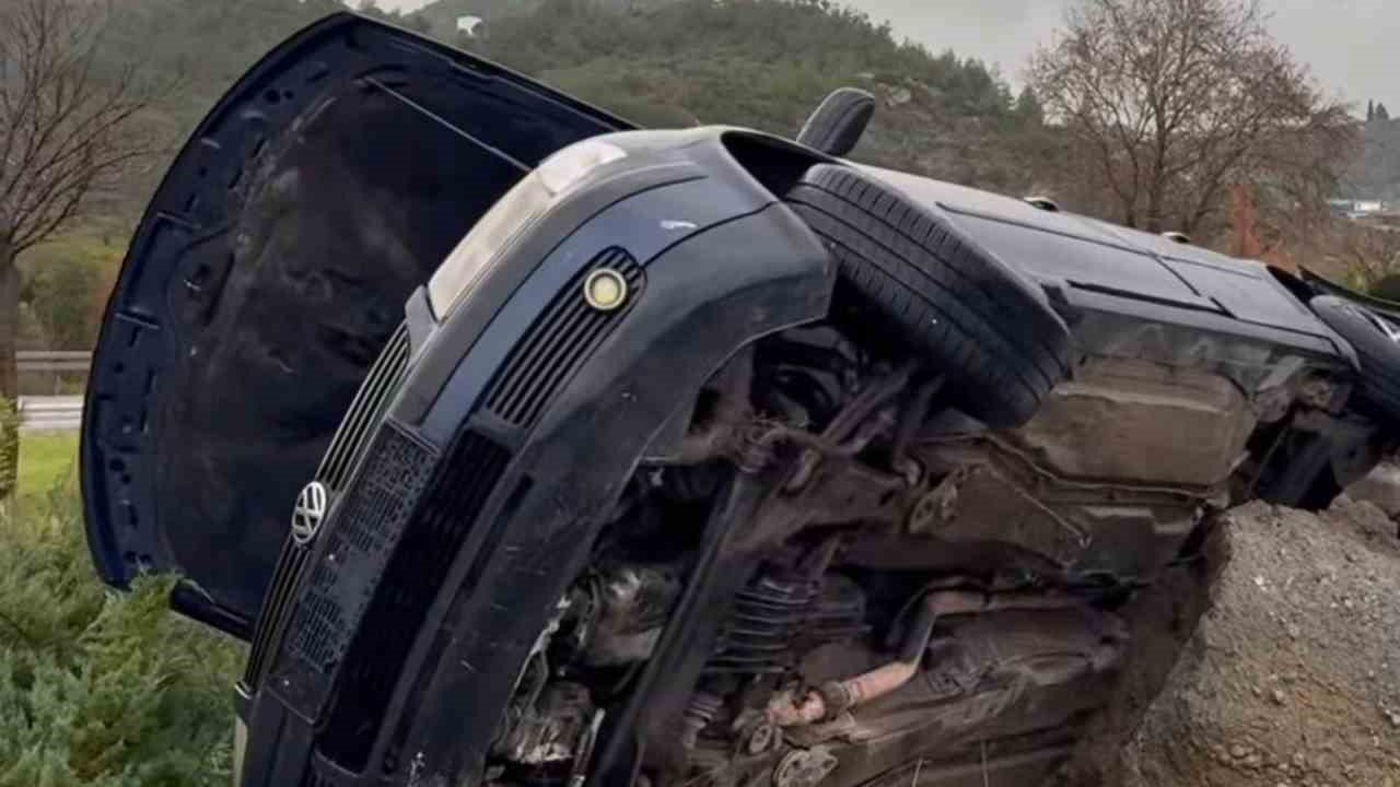 Söke’de otomobil refüje devrildi: 2 yaralı