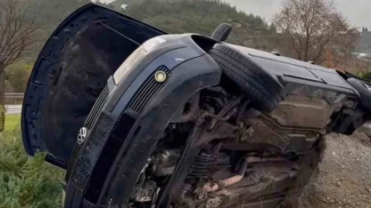 Söke’de otomobil refüje devrildi: 2 yaralı