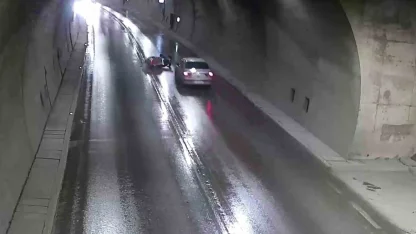 Sollamaya çalıştığı otomobilin önüne düştü, ezilmekten son anda kurtuldu