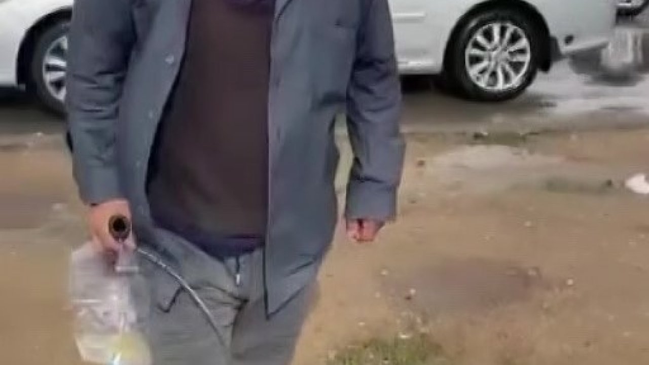 Sonda tüpüne meyve suyu koyup dilencilik yapan şahıs yakalandı