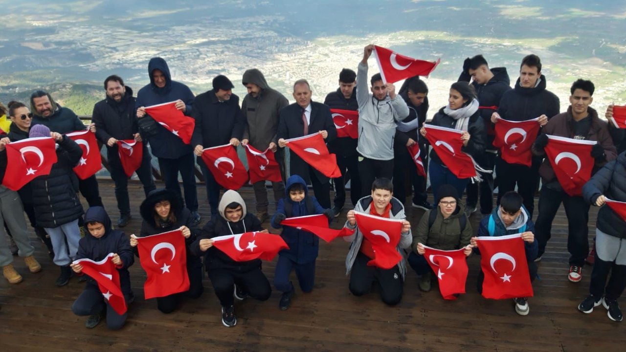 Spil’in zirvesinde Türk Bayrağı açtılar