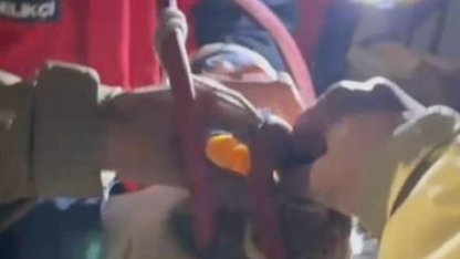 Su pompası deliğine düşen yavru kediyi itfaiye kurtardı