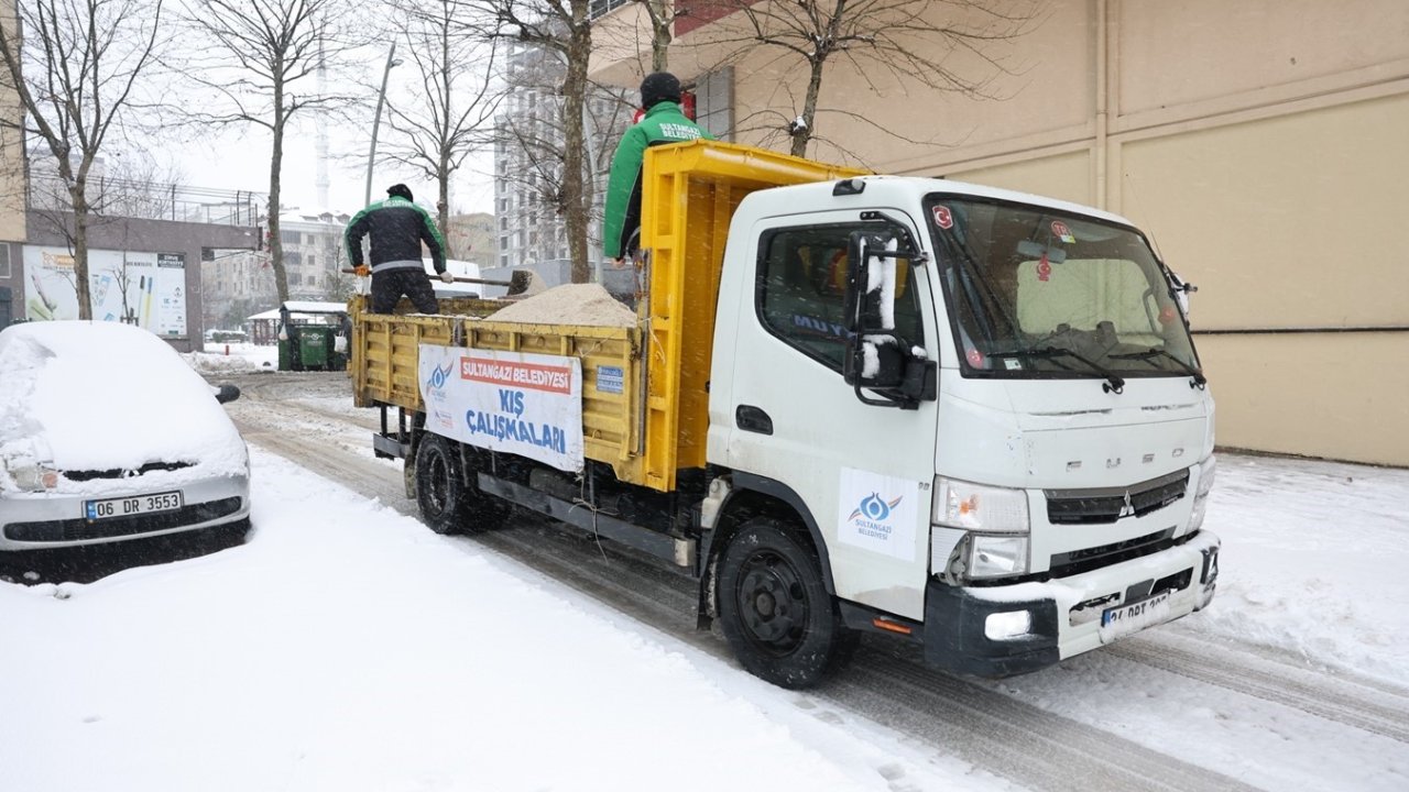 Sultangazi Belediyesi’nin kar mesaisi sürüyor