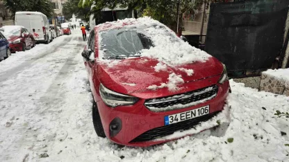Sultangazi’de çatıdan düşen kar kütlesi park halindeki otomobile zarar verdi