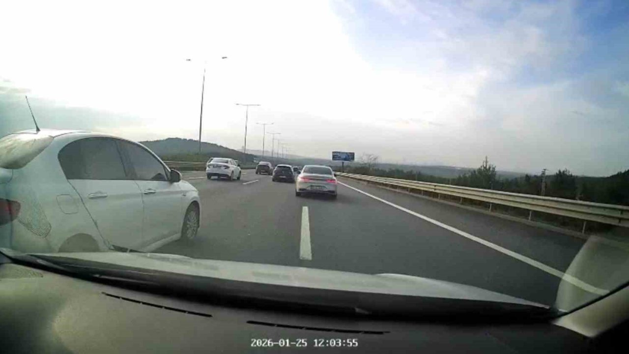 Sürücüyü sıkıştıran trafik magandası kamerada