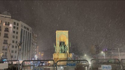 Taksim’de kar yağışı gece saatlerinde etkisini gösterdi